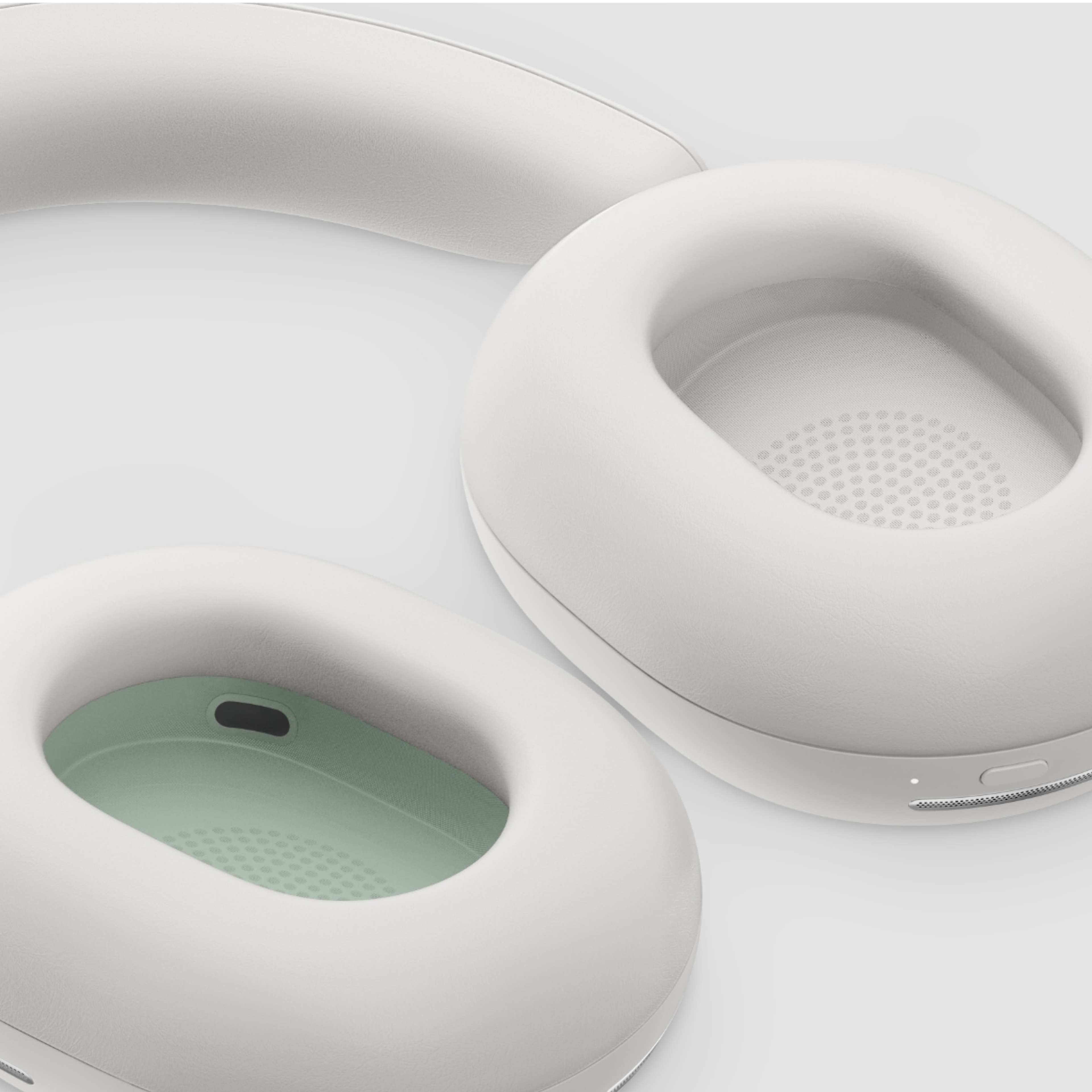 Primo piano dell’interno dei padiglioni di un paio di cuffie Sonos Ace bianche