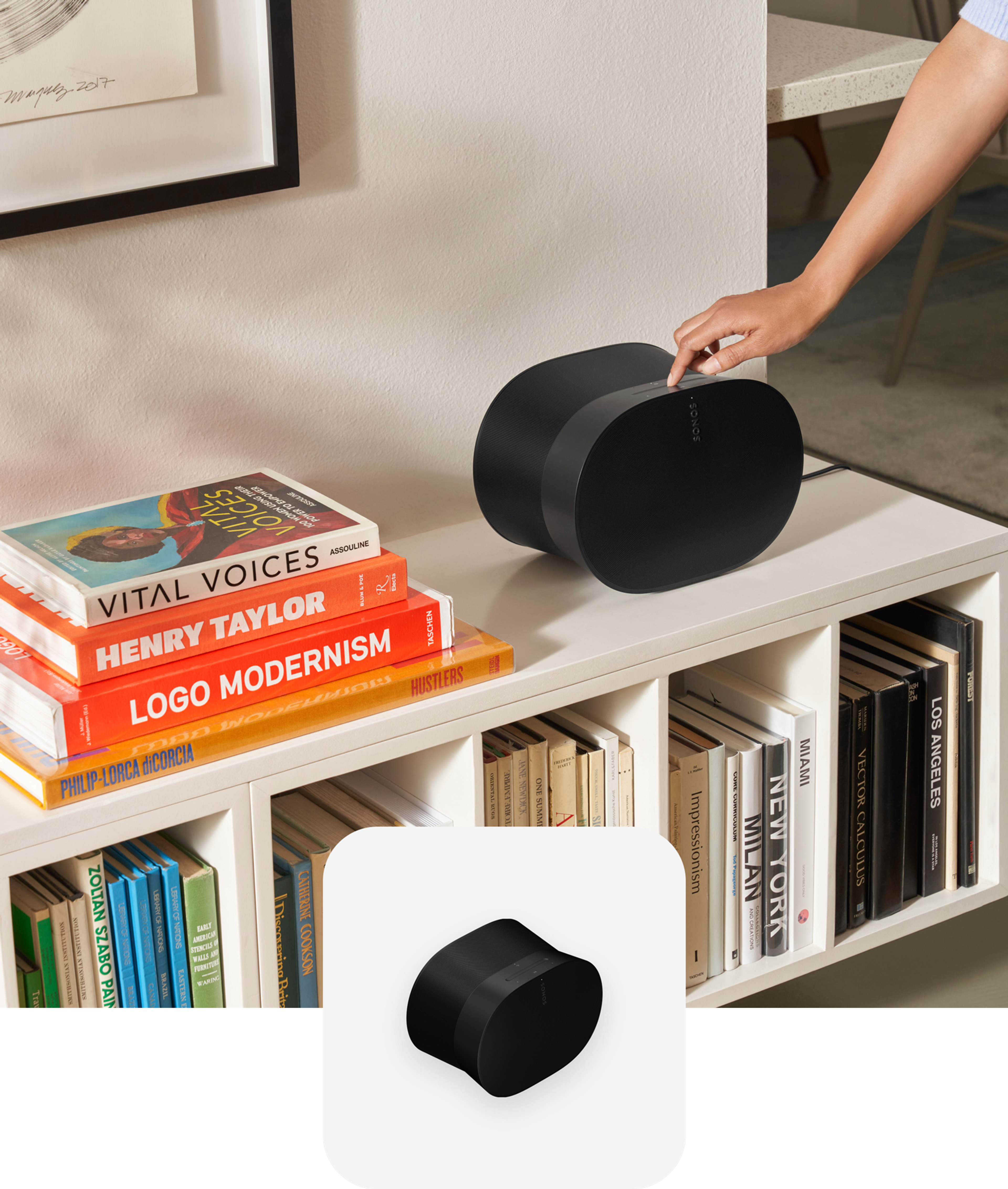 Un usuario utiliza los controles táctiles de una bocina Era 300 en color negro colocada sobre un mueble blanco