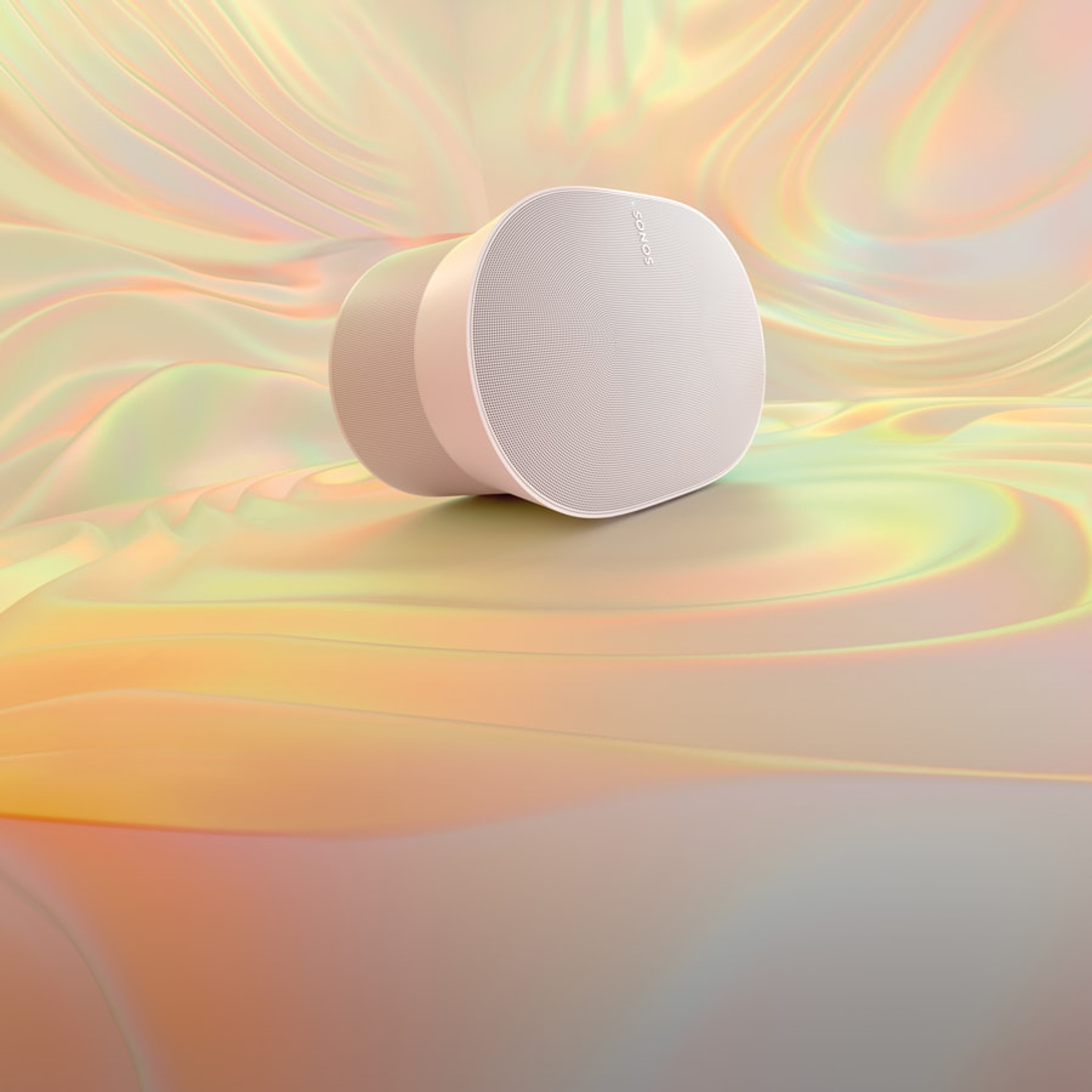 マルチカラーのグラデーションを背景にしたSonos Era 300（ホワイト）