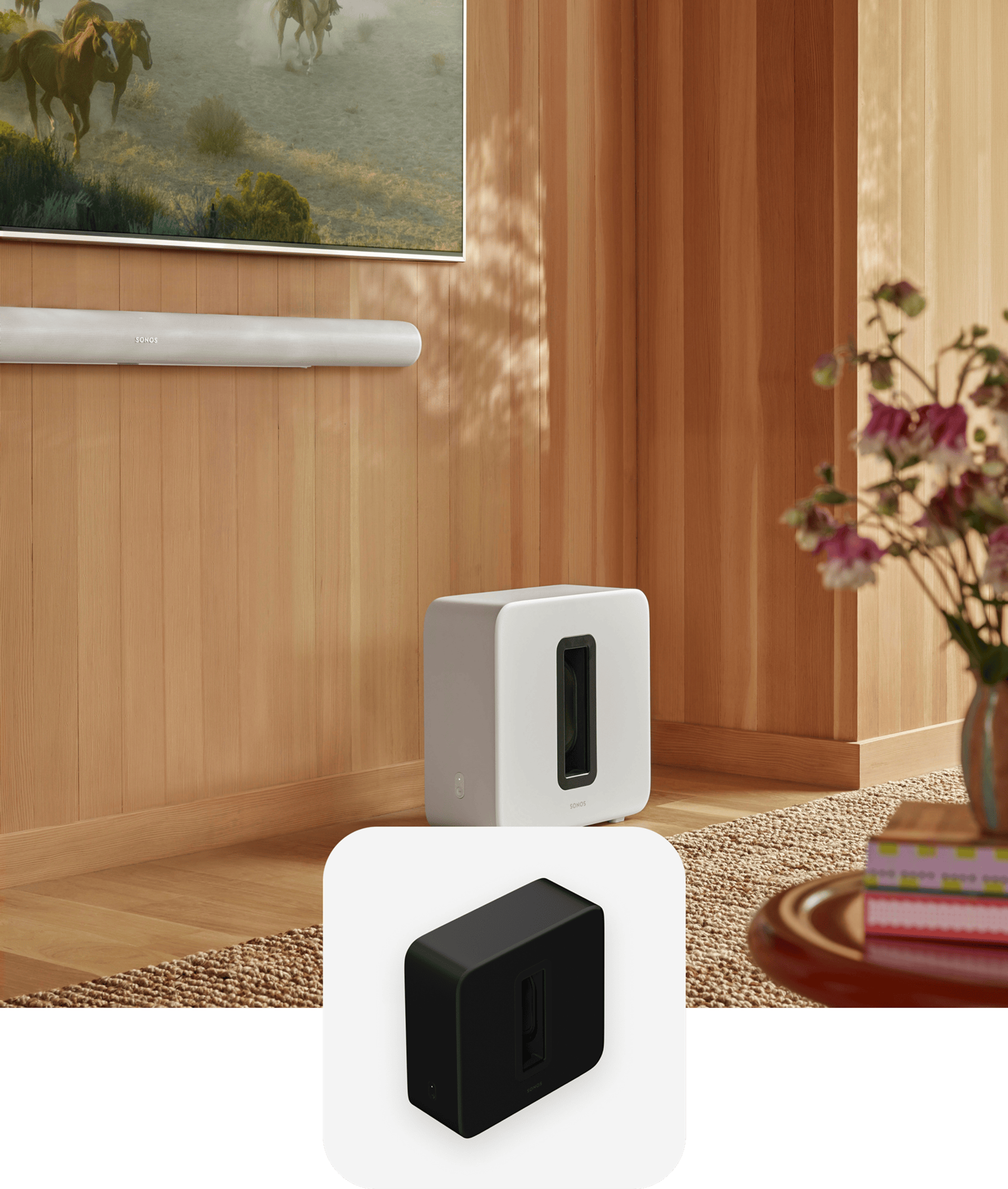 Sonos Sub 4 y Arc Ultra en color blanco en la sala, con una fotografía superpuesta de Sub 4 en color negro