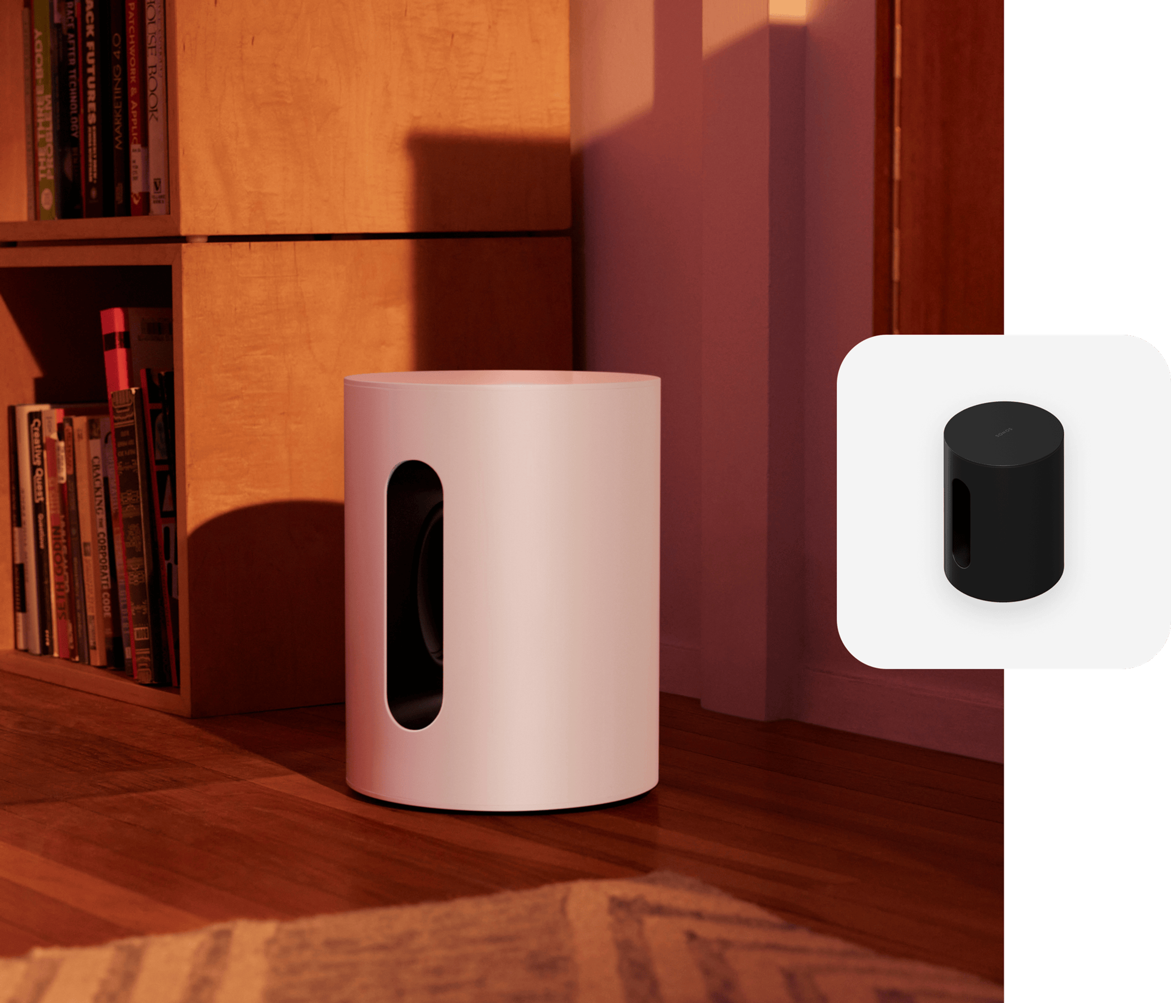 Un Sub Mini en color blanco junto a estantes con vinilos