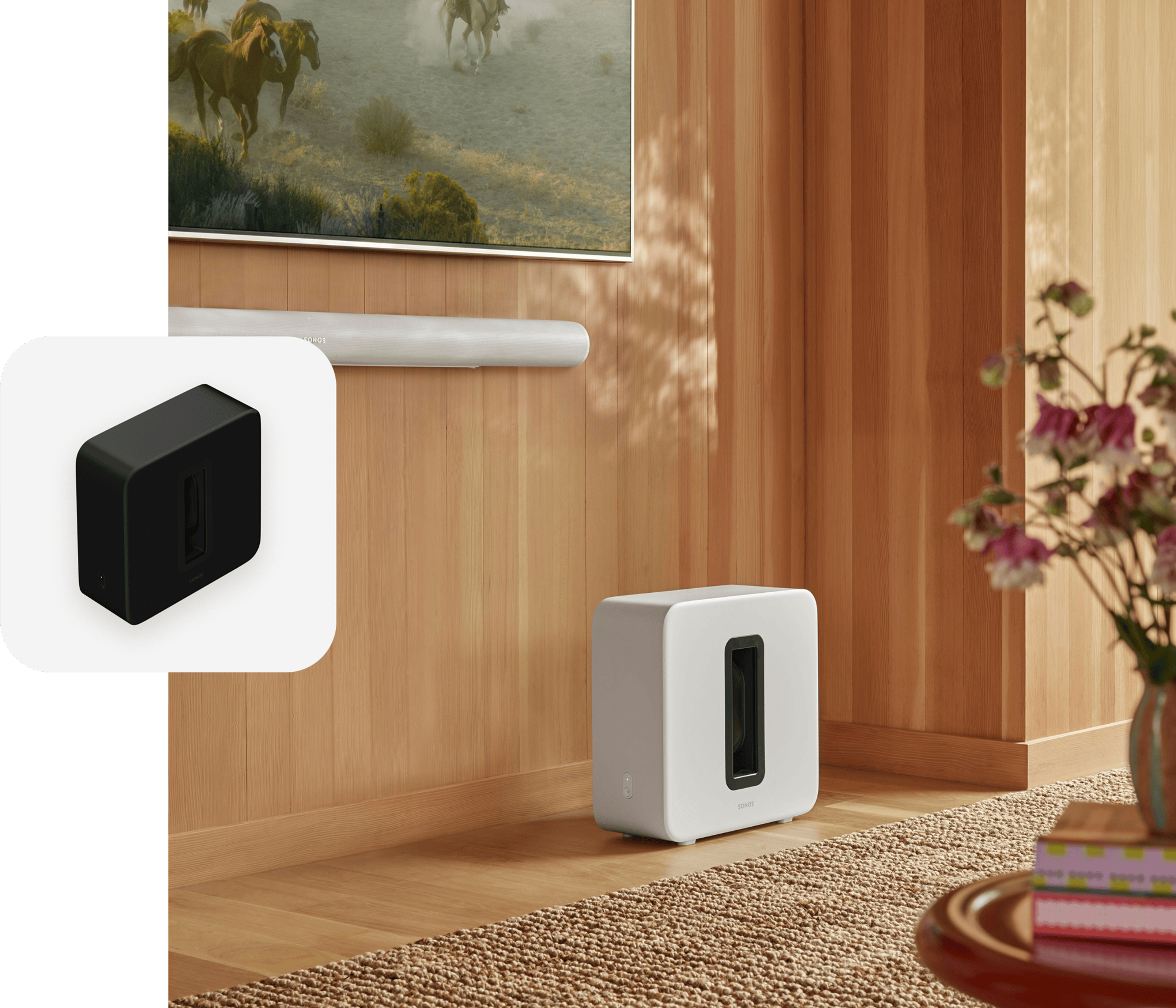 Sonos Sub 4 y Arc Ultra en color blanco en la sala, con una fotografía superpuesta de Sub 4 en color negro