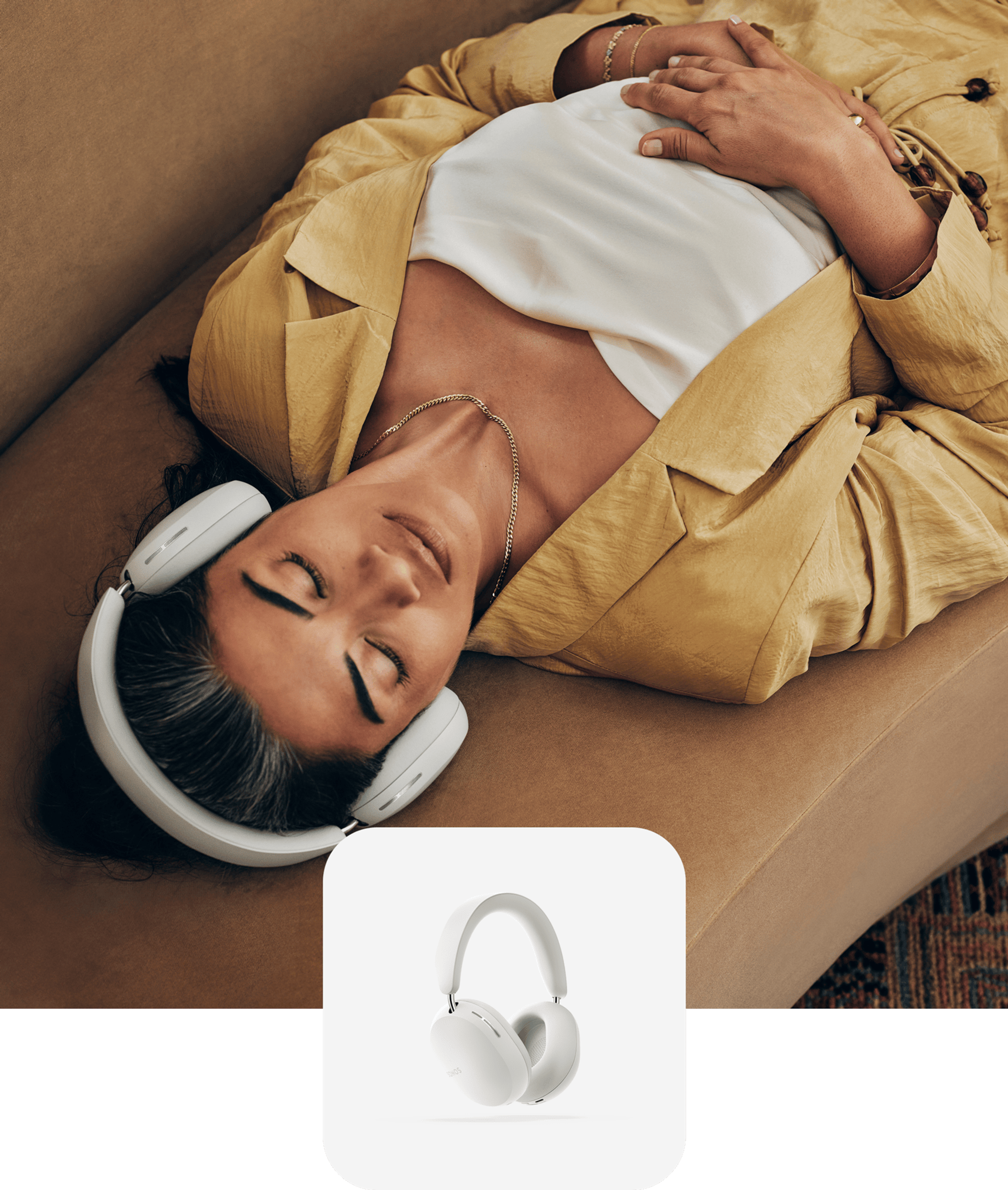 Una persona acostada que escucha música en sus audífonos Sonos Ace en color blanco y una fotografía superpuesta de Sonos Ace en color blanco