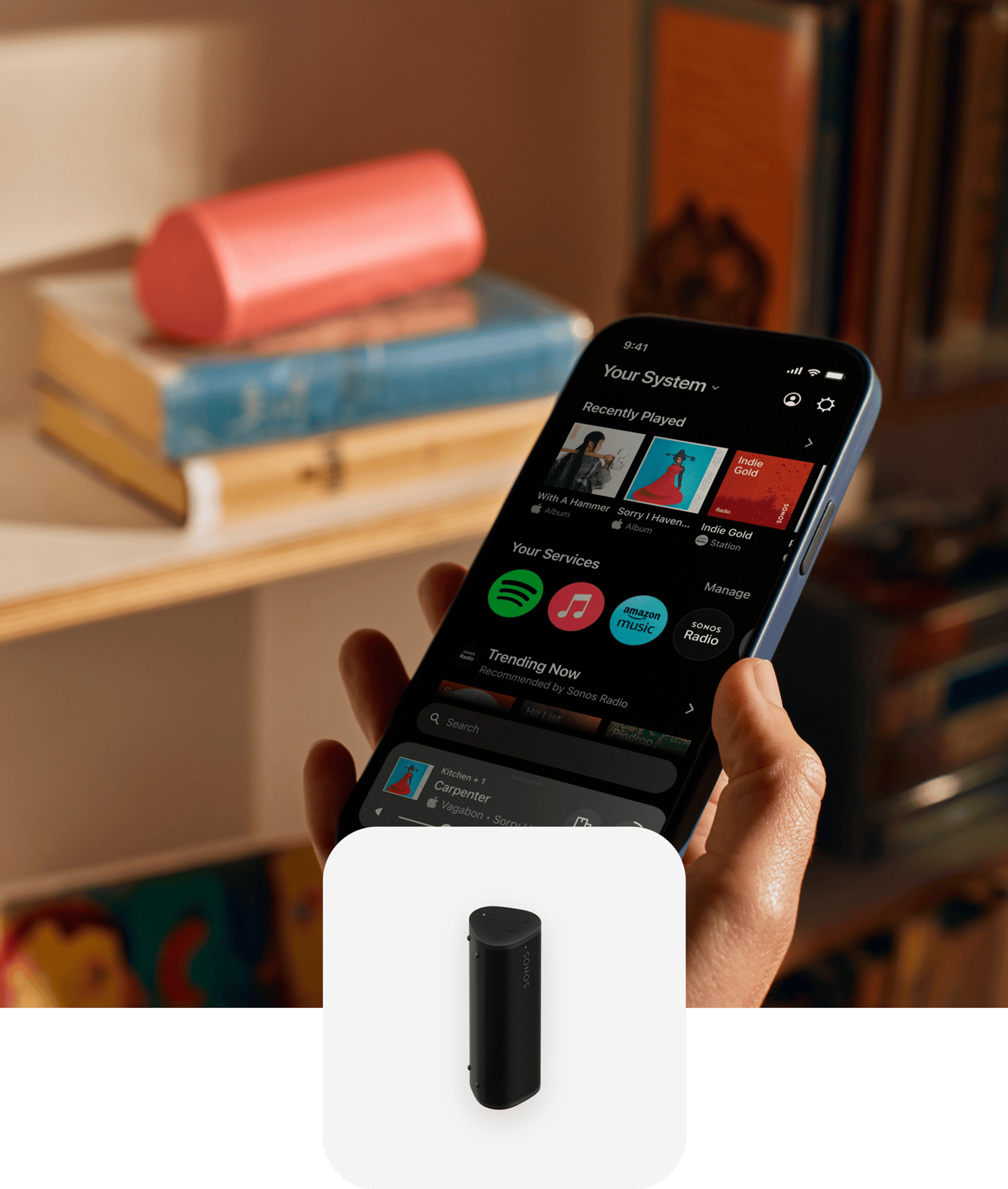 Un usuario con su teléfono usa la app Sonos para controlar una bocina Roam 2