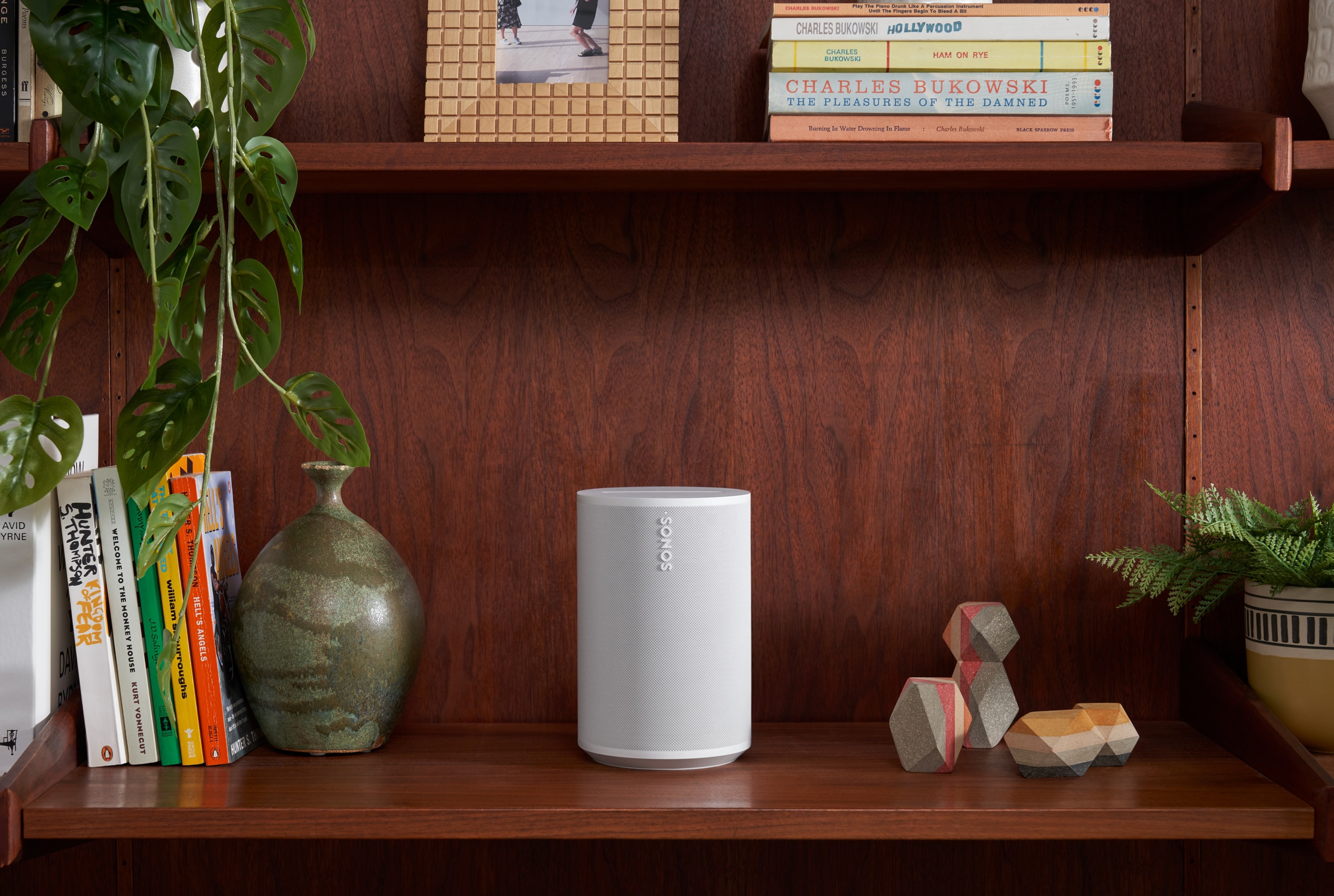 Sonos Era 100 bianco su una libreria scura