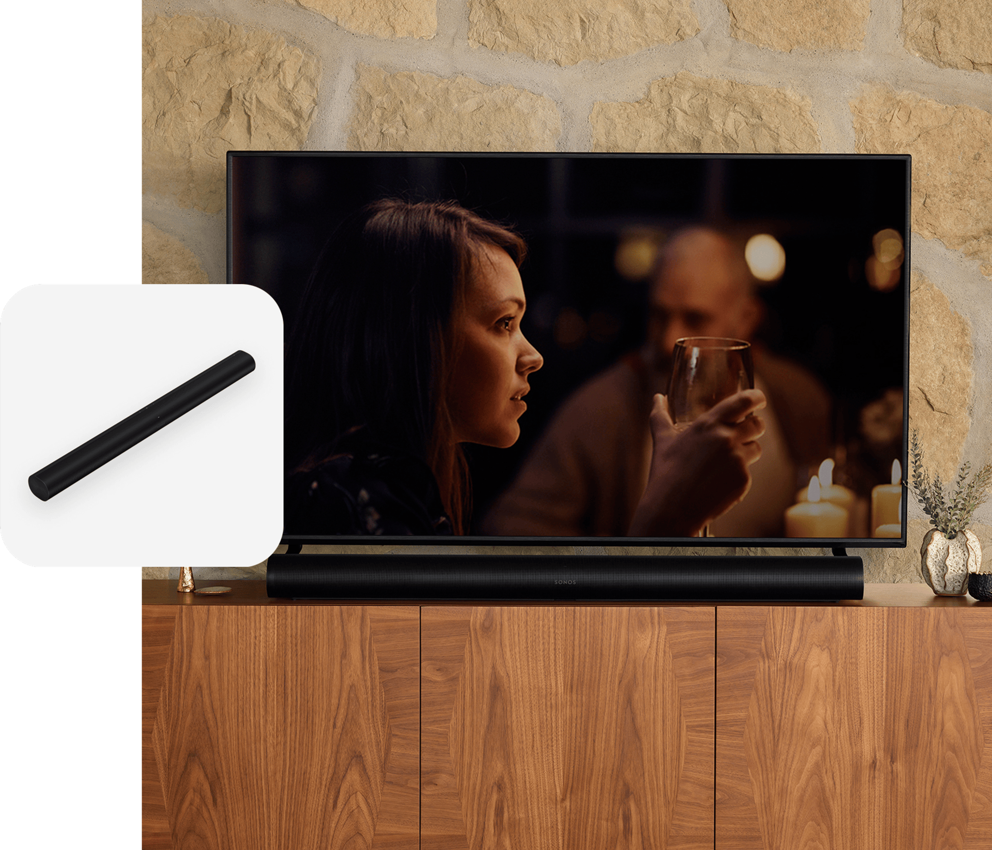 Una barra de sonido Sonos Arc en color negro debajo de una TV en un mueble