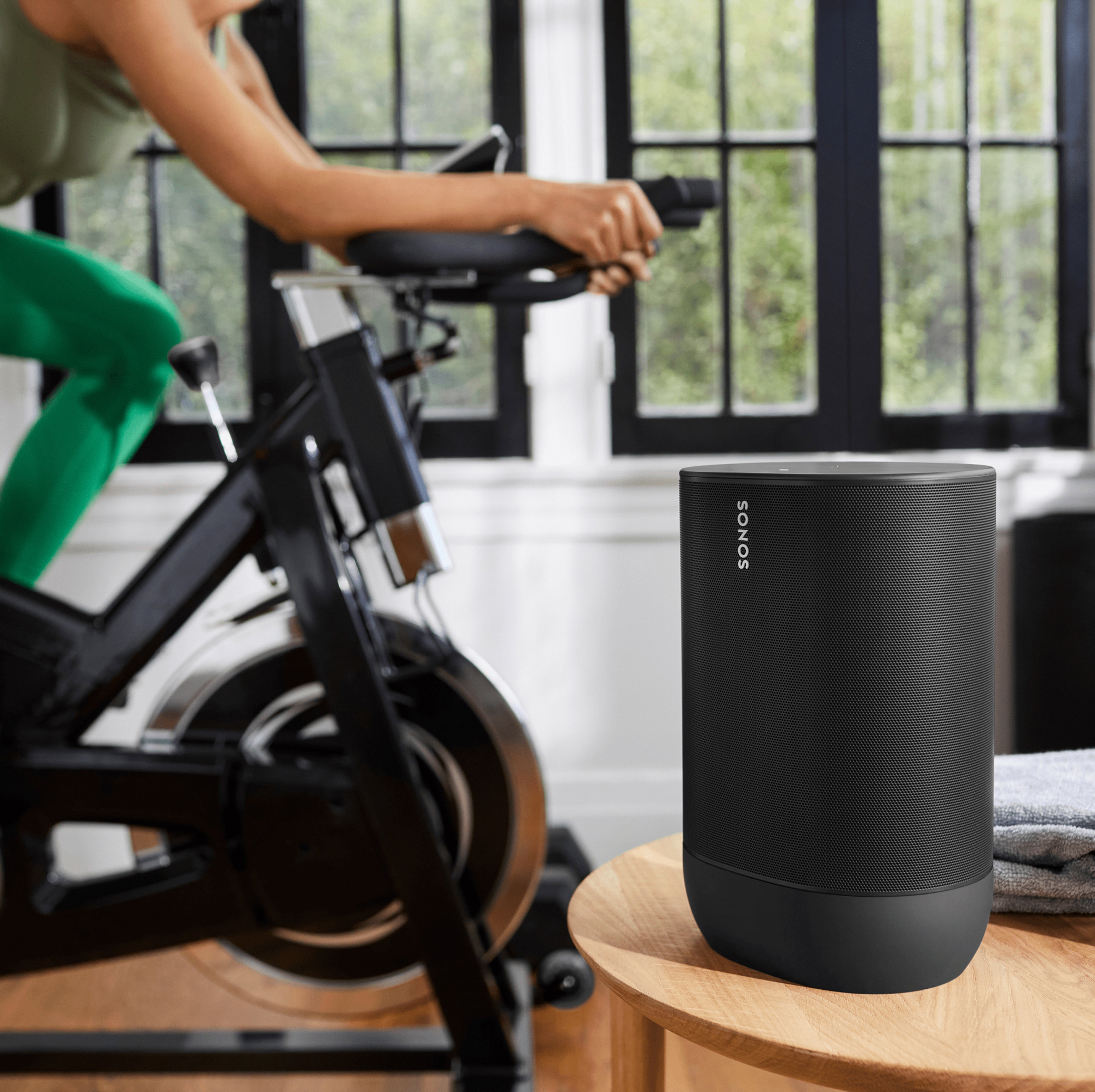 室内にあるSonos Move（ブラック）とフィットネスバイク