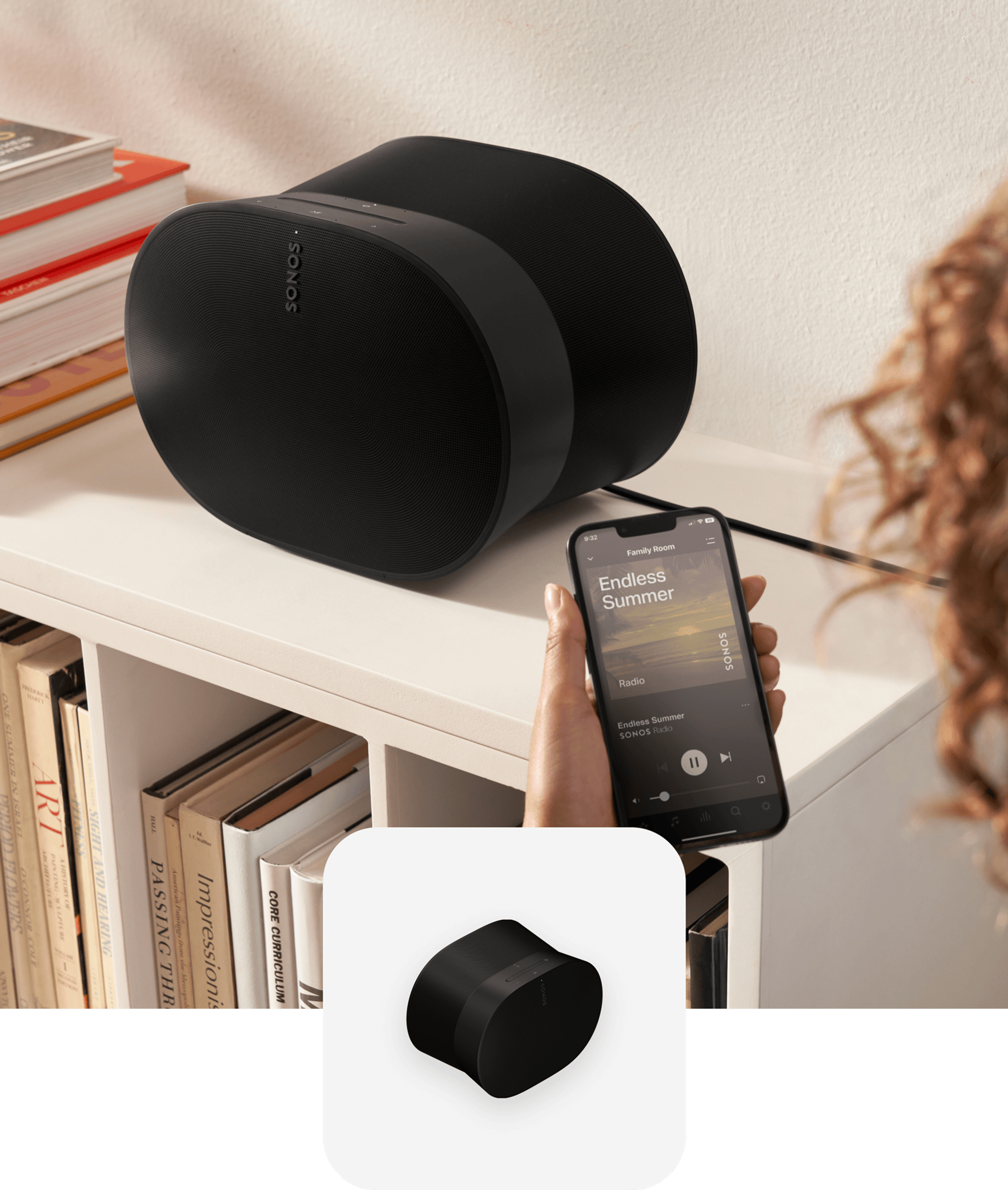 Un usuario con un teléfono utiliza la app Sonos para controlar una bocina Sonos Era 300 en color negro