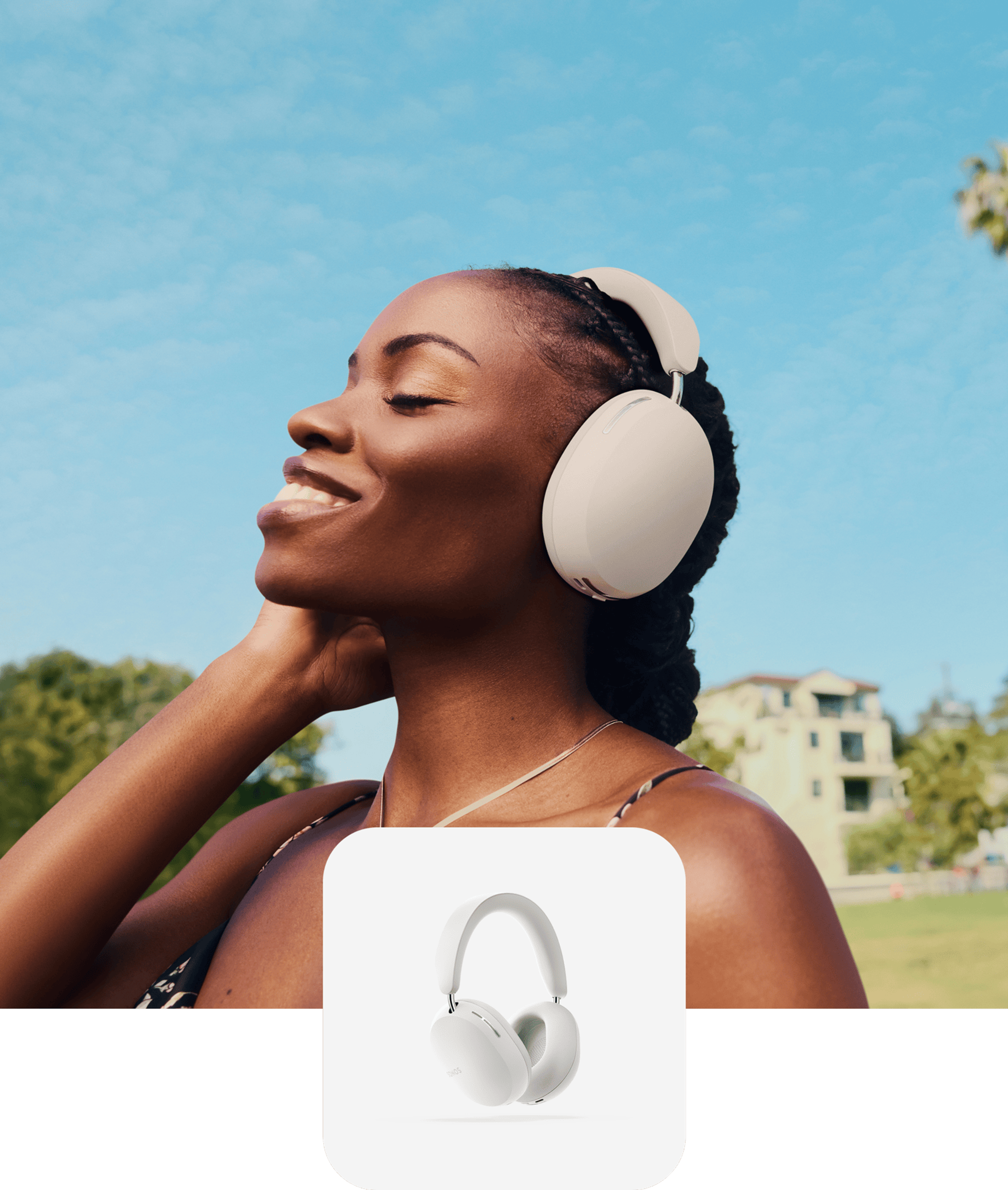 Una persona que sonríe y escucha música en sus audífonos Sonos Ace en color blanco al aire libre y una fotografía superpuesta de Sonos Ace en color blanco