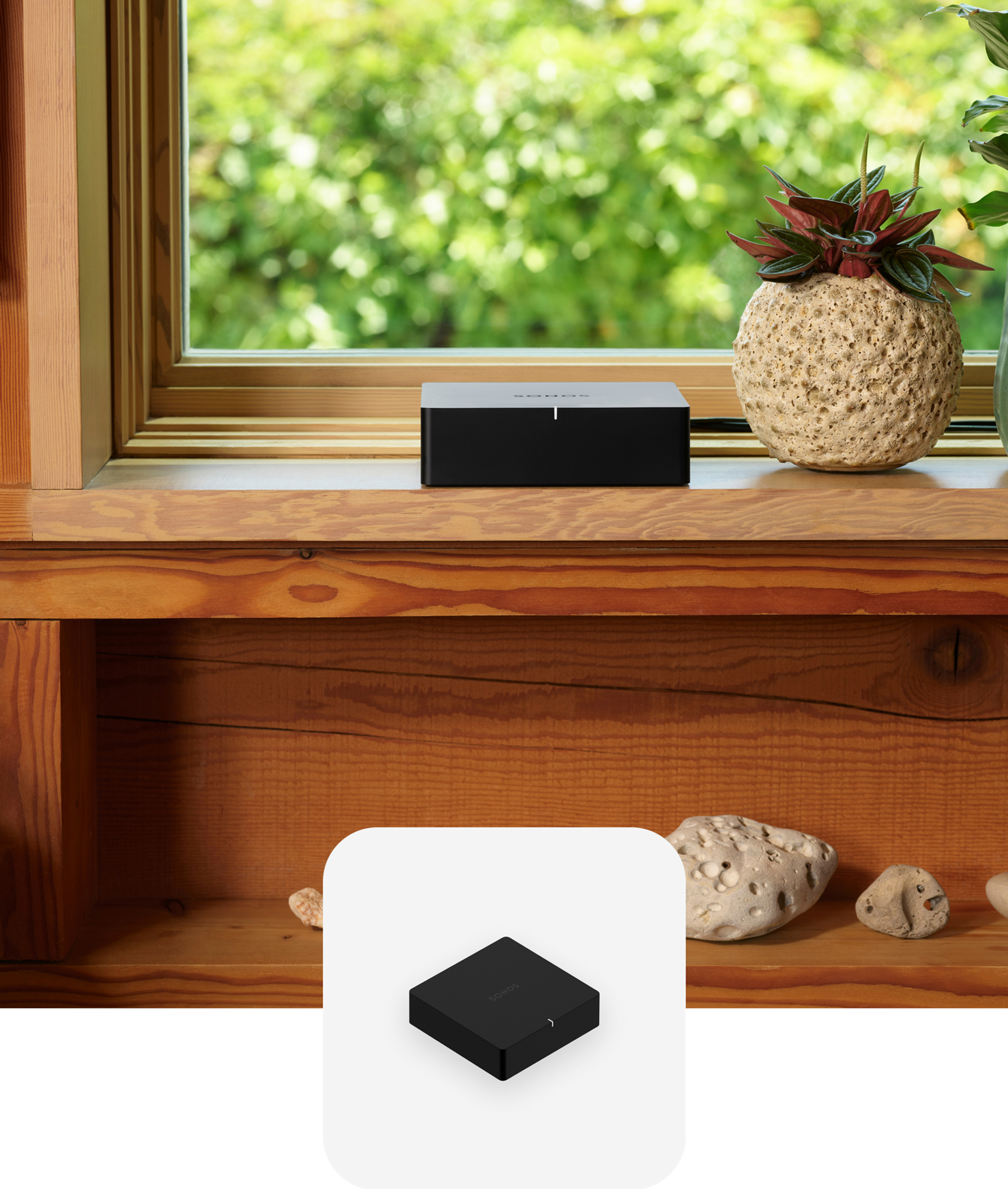 Un Sonos Port en color negro sobre un alféizar, con una fotografía superpuesta de Port en color negro