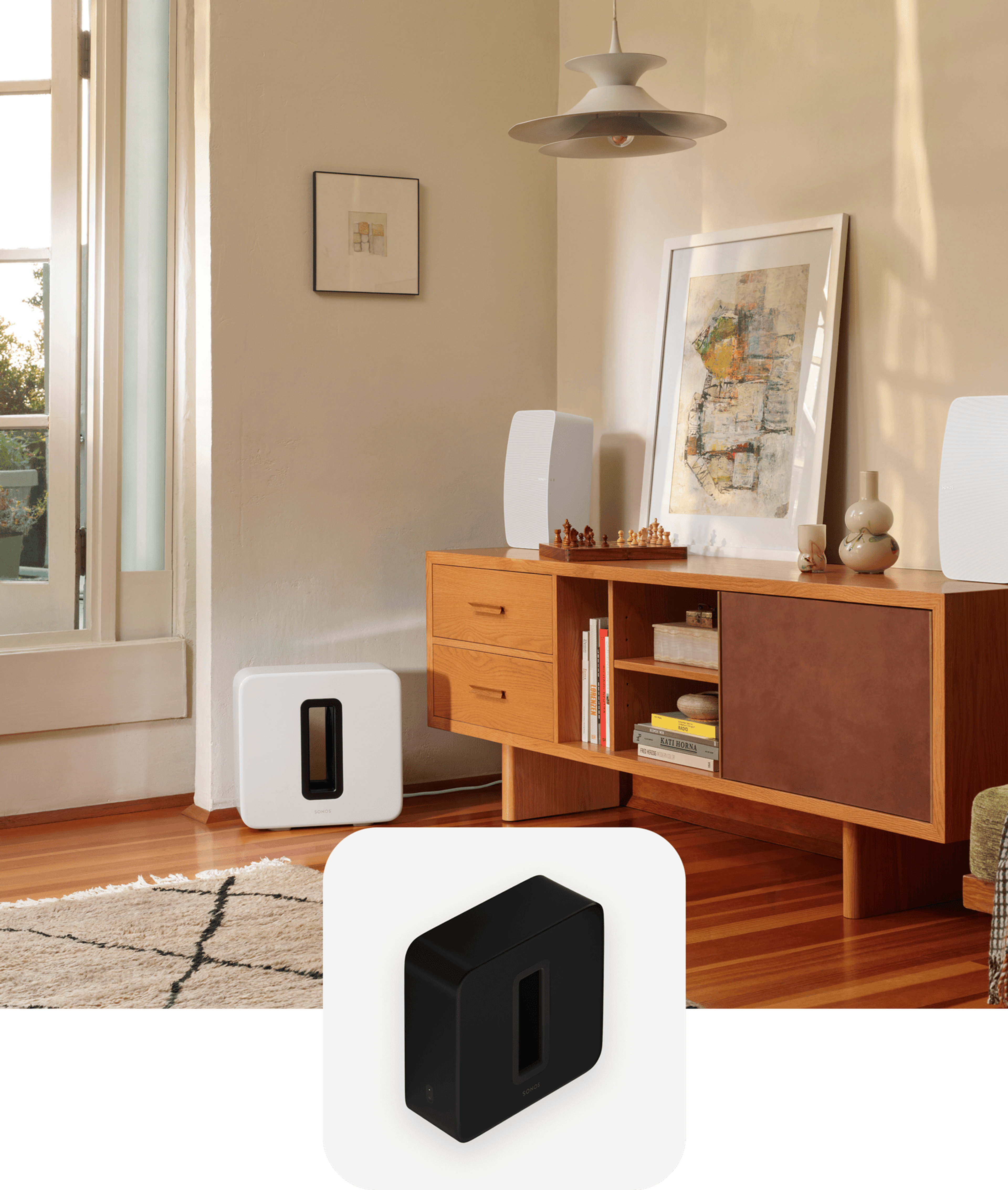 Un Sub (Gen 3) en color blanco junto a un mueble con un par de bocinas Sonos Five en color blanco