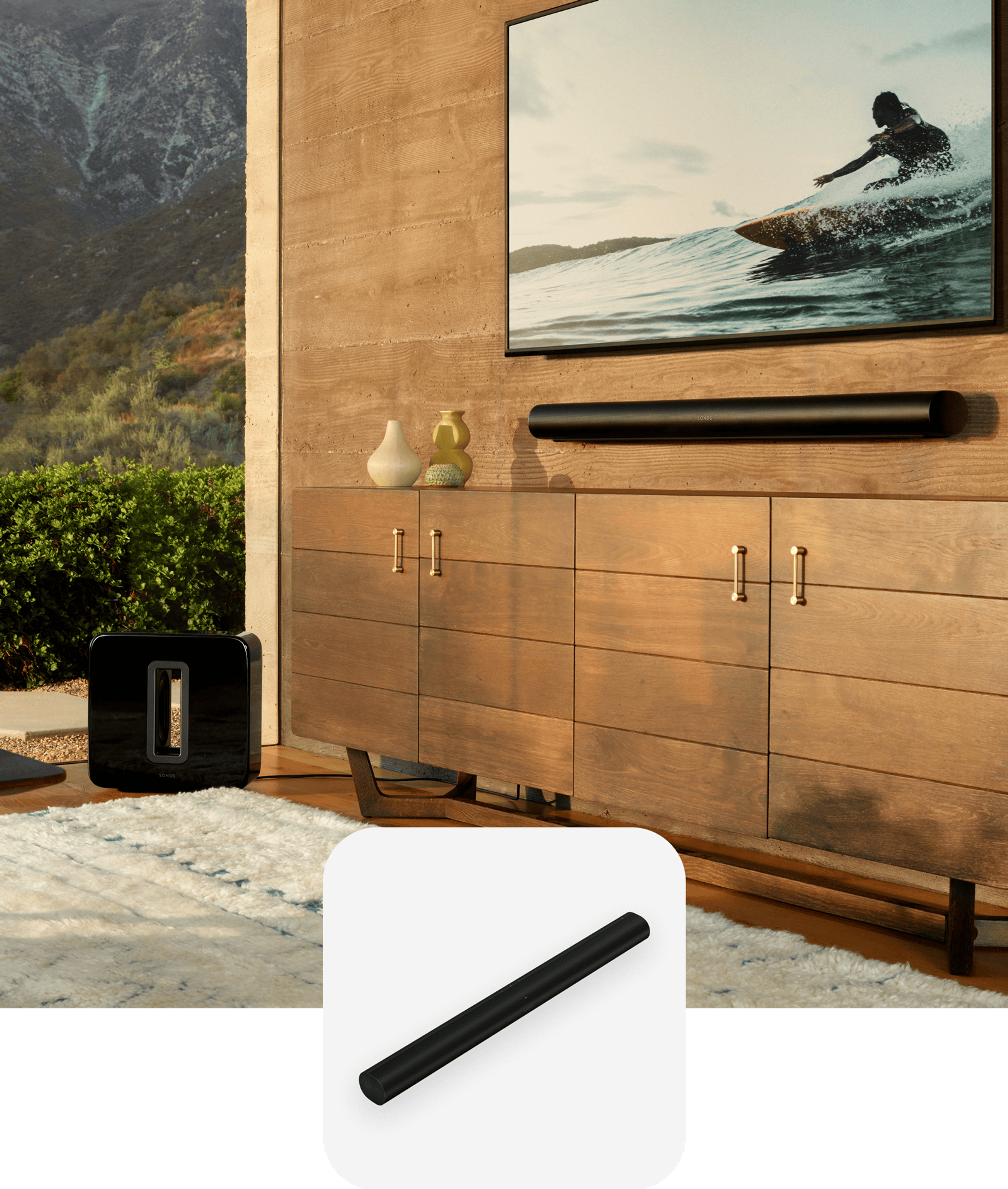 Una Sonos Arc montada en la pared debajo de una TV en una sala con un Sonos Sub en color negro