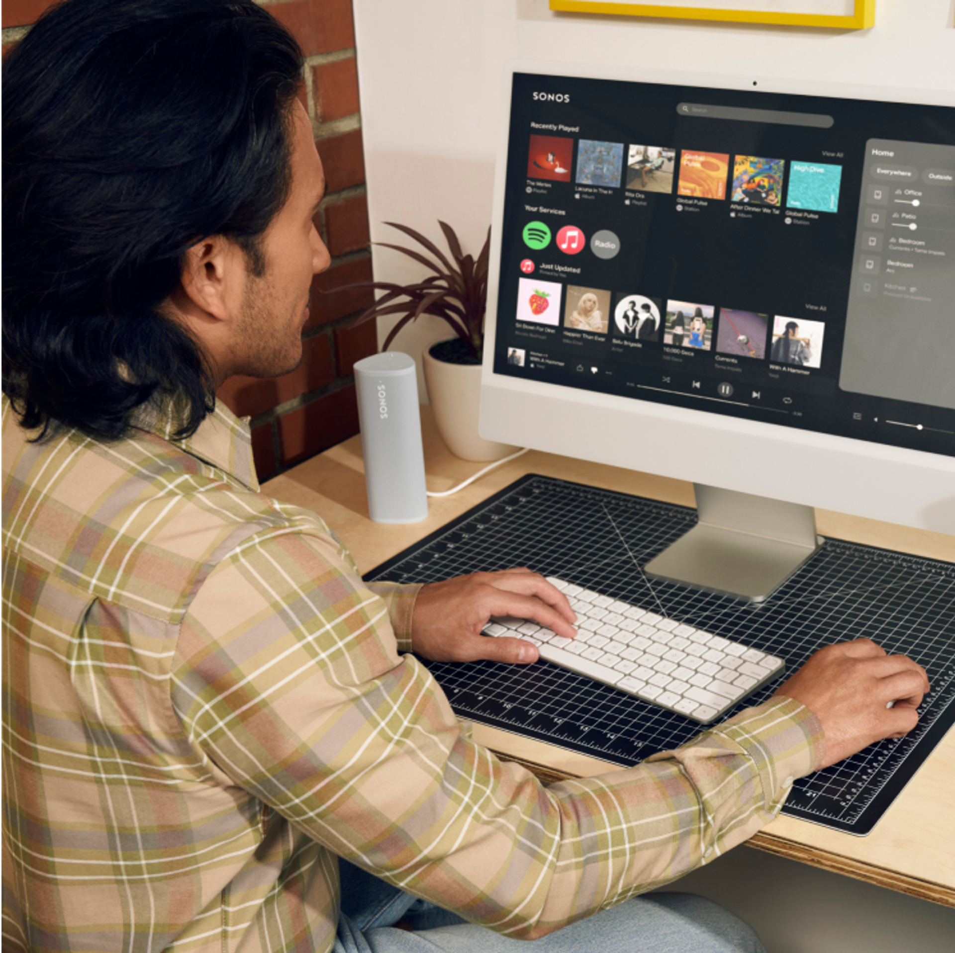 Een computer met de Sonos web app geopend in een webbrowser