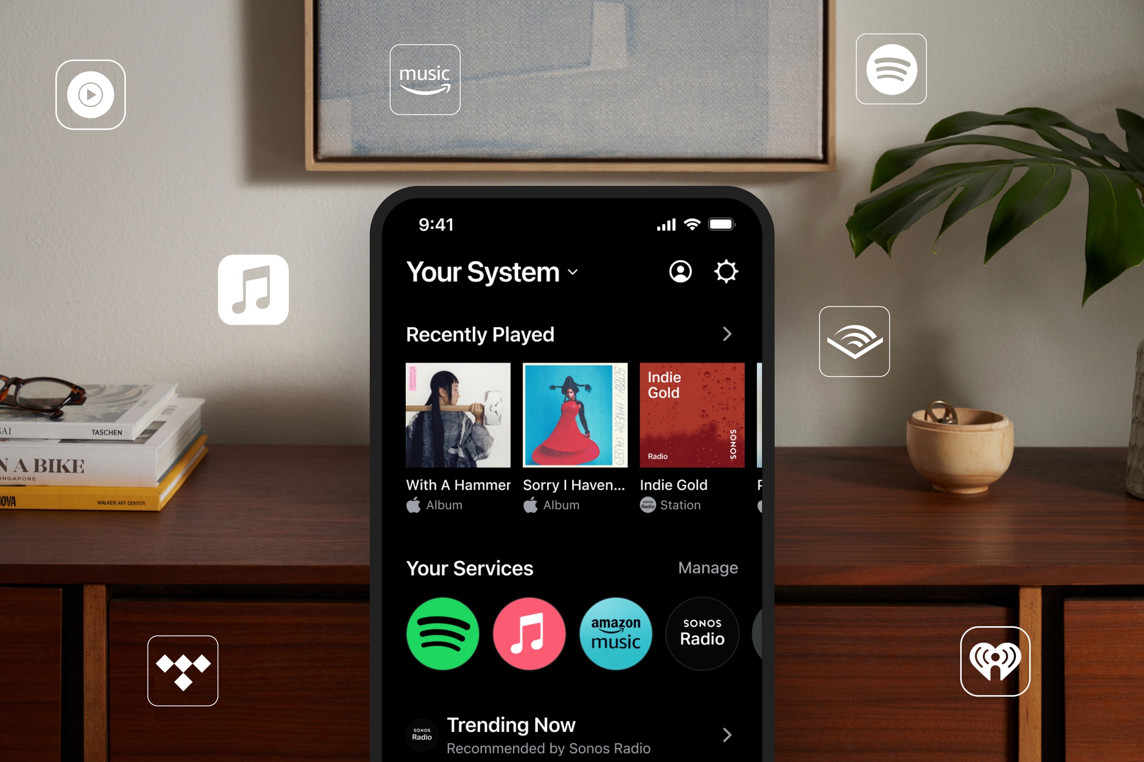 Bilde av Sonos-appens startside på en telefon, med logoer fra forskjellige strømmetjenester rundt den