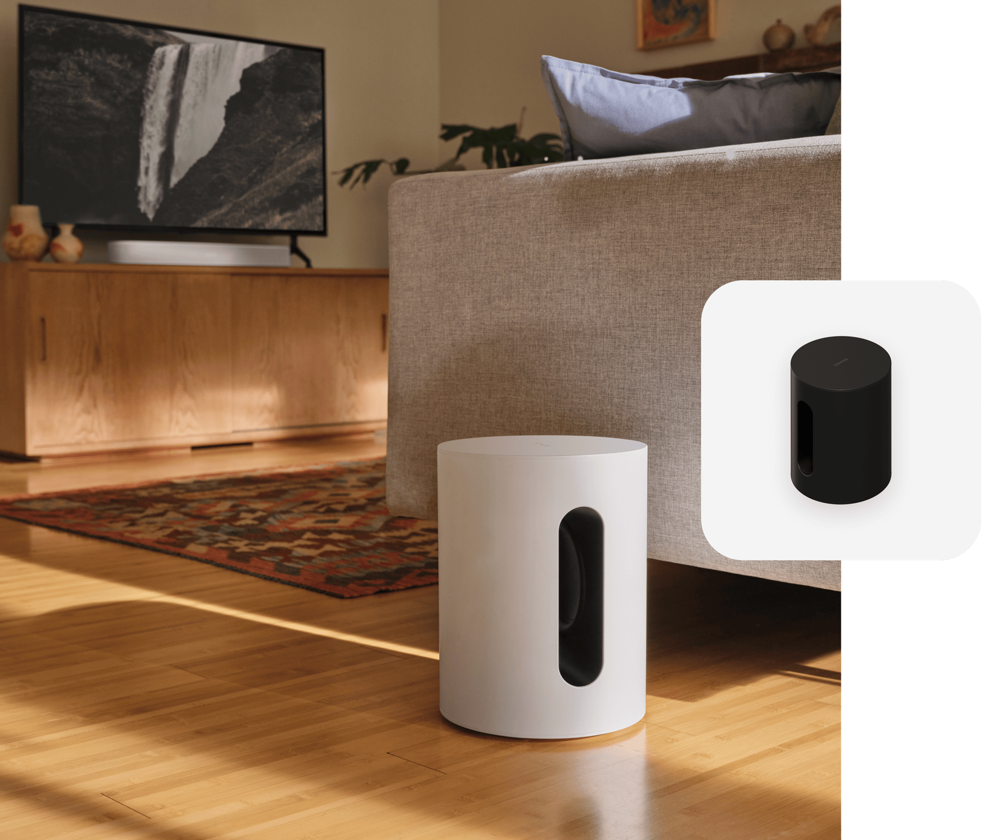 Un Sub Mini en color blanco sobre un piso de madera junto a un sofá blanco en una sala