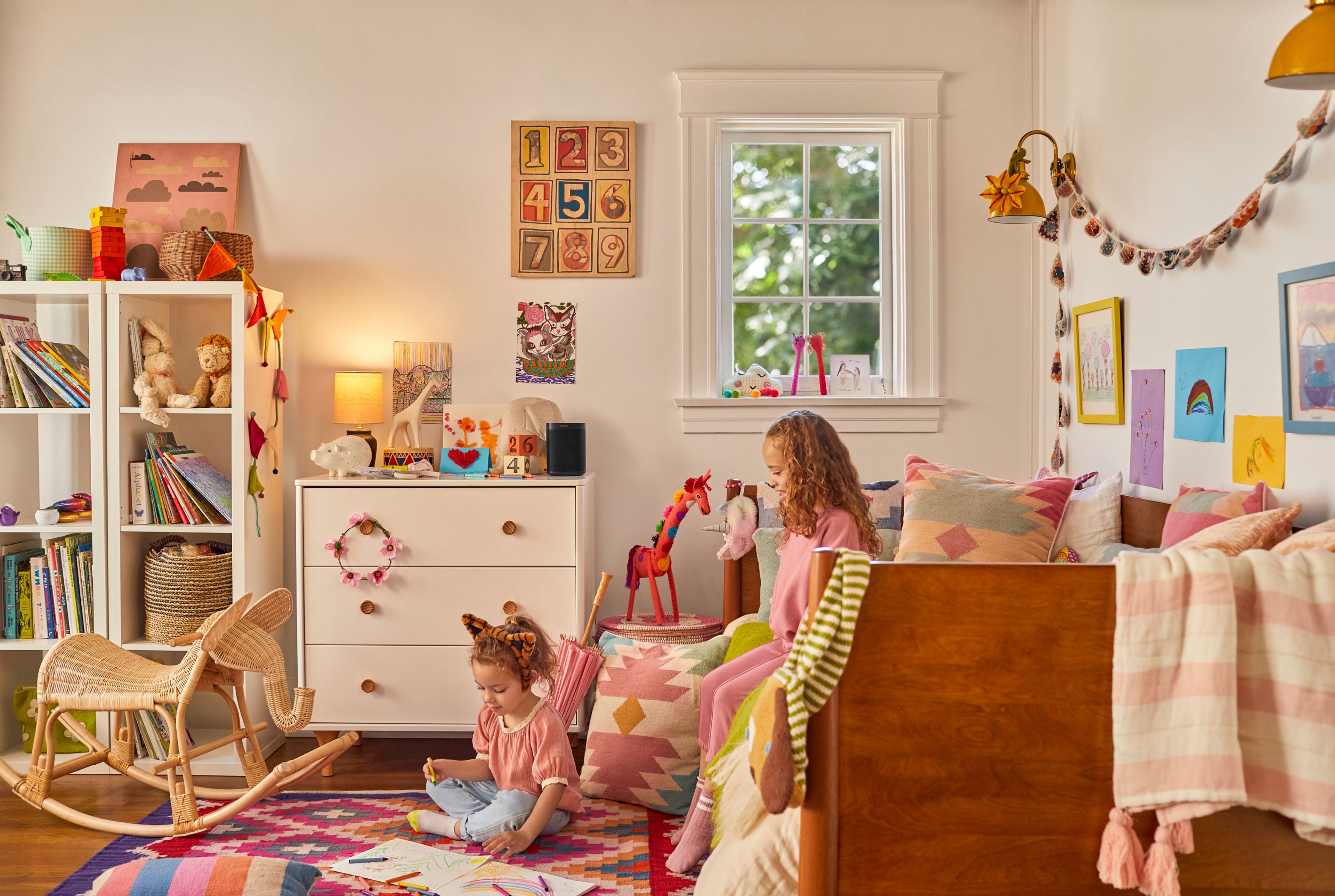 One in Schwarz in einem Kinderzimmer