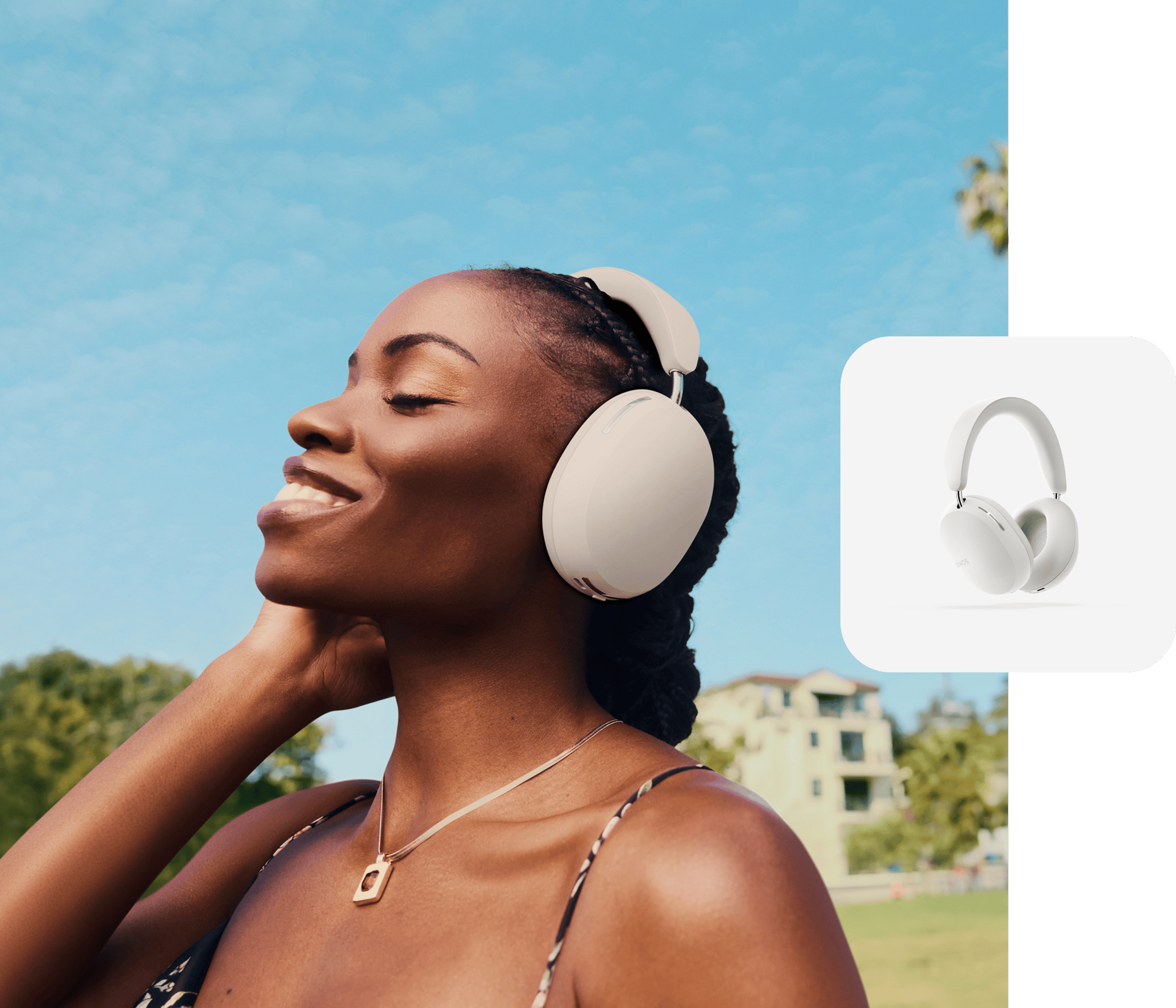 Una persona que sonríe y escucha música en sus audífonos Sonos Ace en color blanco al aire libre y una fotografía superpuesta de Sonos Ace en color blanco